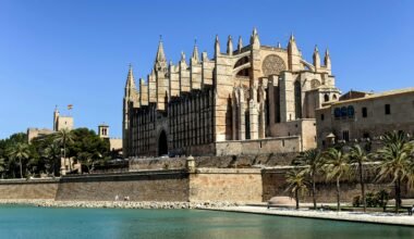Großes Gebäude neben einem Wasserarm auf Mallorca, fotografiert von Wolfgang Weiser
