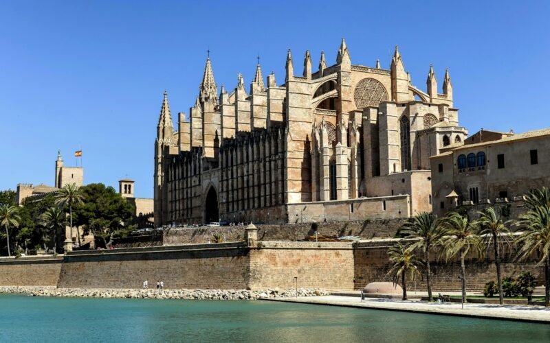 Großes Gebäude neben einem Wasserarm auf Mallorca, fotografiert von Wolfgang Weiser