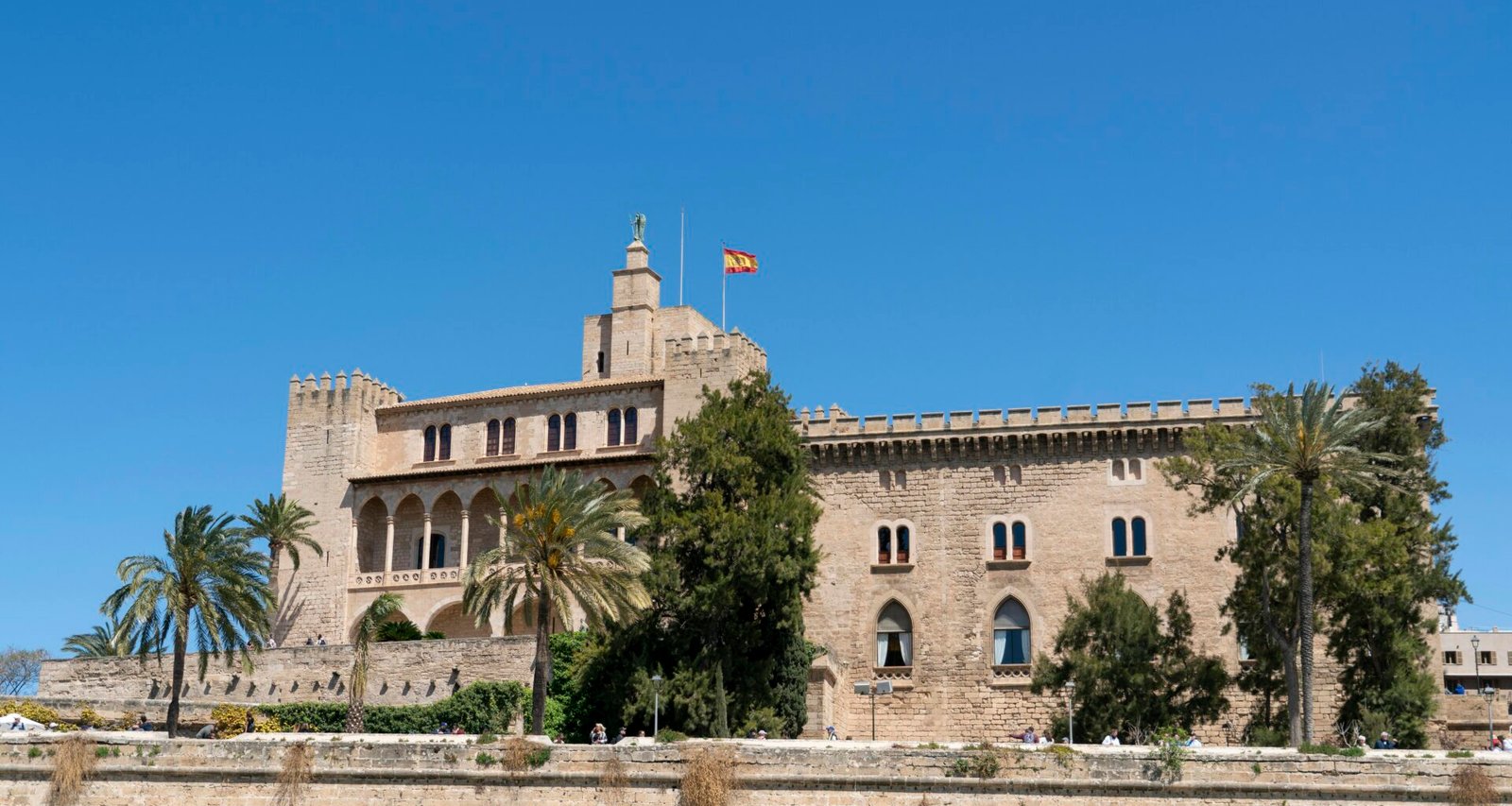 Großes Gebäude auf Mallorca mit Flagge auf dem Dach, fotografiert von Marian Florinel Condruz.