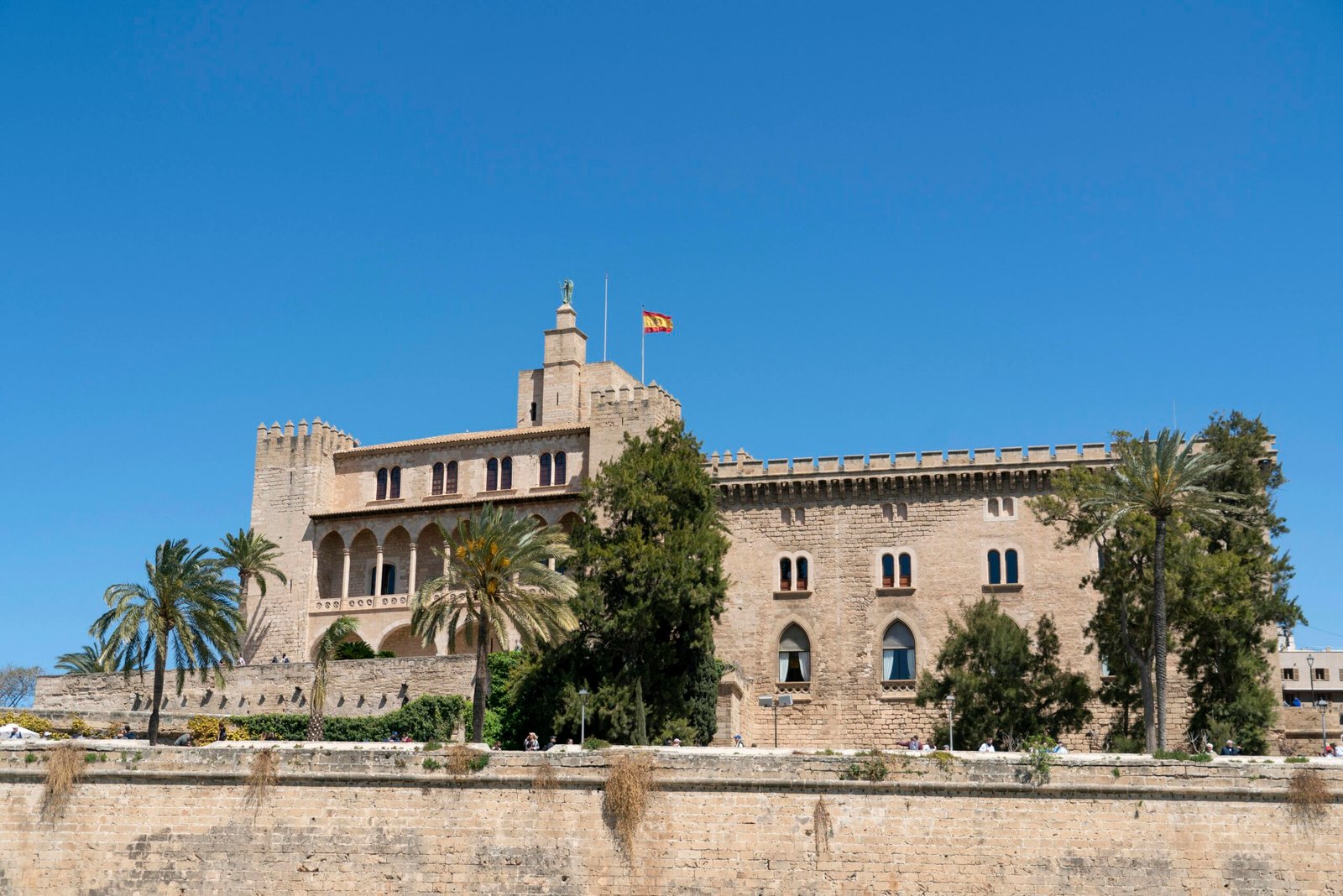 Großes Gebäude auf Mallorca mit Flagge auf dem Dach, fotografiert von Marian Florinel Condruz.