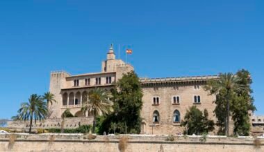 Großes Gebäude auf Mallorca mit Flagge auf dem Dach, fotografiert von Marian Florinel Condruz.