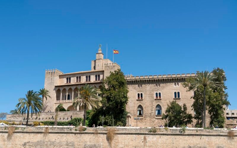 Großes Gebäude auf Mallorca mit Flagge auf dem Dach, fotografiert von Marian Florinel Condruz