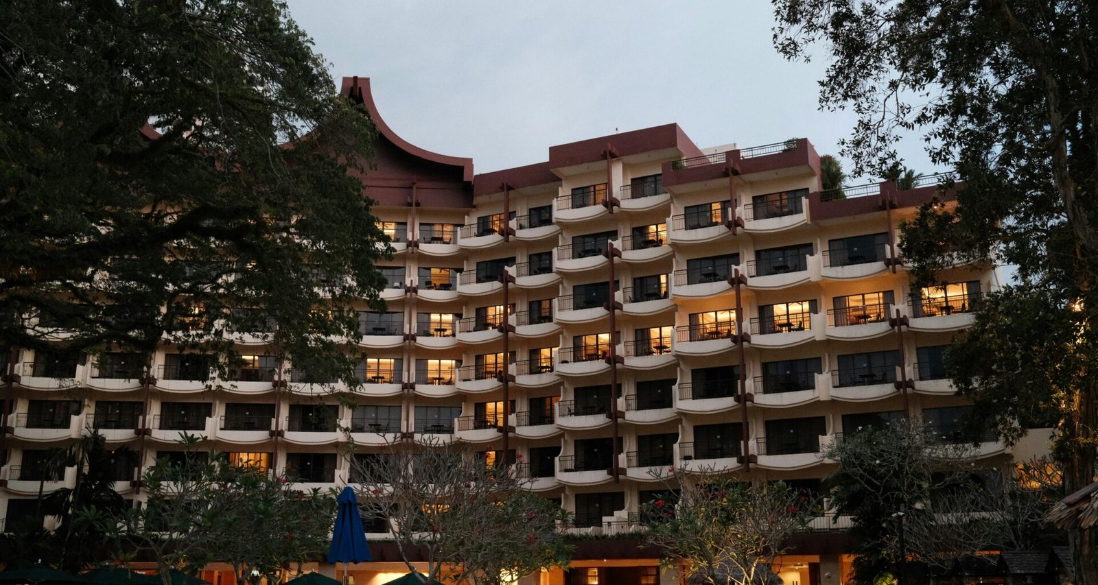 Großes Gebäude mit vielen beleuchteten Fenstern bei Nacht auf Mallorca, aufgenommen von Kelvin Zyteng