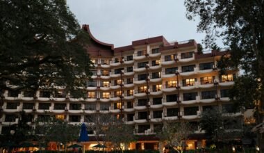 Großes Gebäude mit vielen beleuchteten Fenstern bei Nacht auf Mallorca, aufgenommen von Kelvin Zyteng
