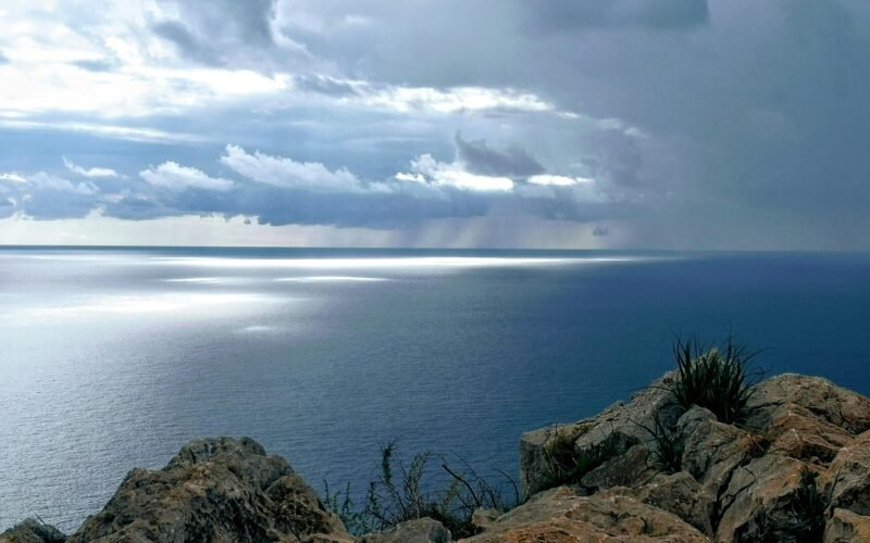 Großer Wasserbereich neben felsiger Küste auf Mallorca, aufgenommen von Sergej Lebedenko