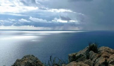 Großer Wasserbereich neben felsiger Küste auf Mallorca, fotografiert von Sergej Lebedenko