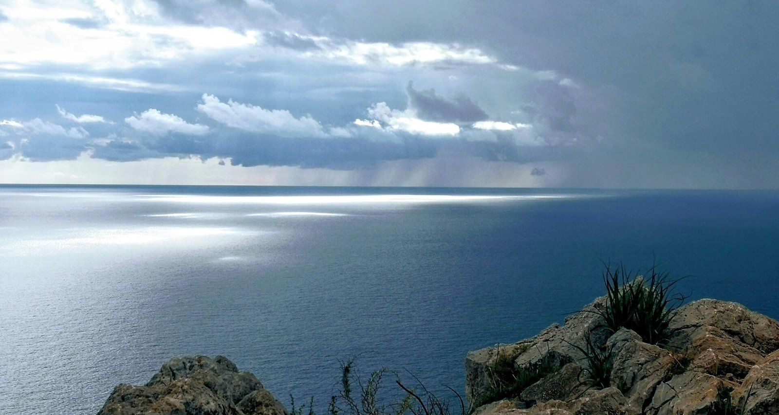 Großer Wasserbereich neben felsiger Küste auf Mallorca, fotografiert von Sergej Lebedenko