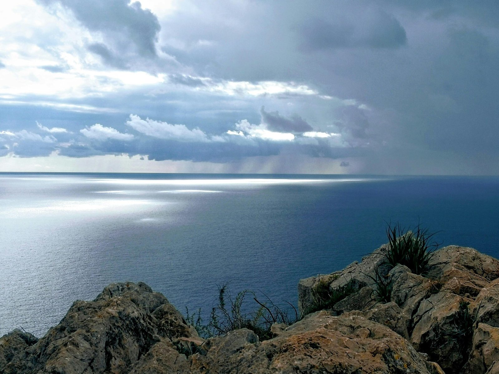 Großer Wasserbereich neben felsiger Küste auf Mallorca, fotografiert von Sergej Lebedenko