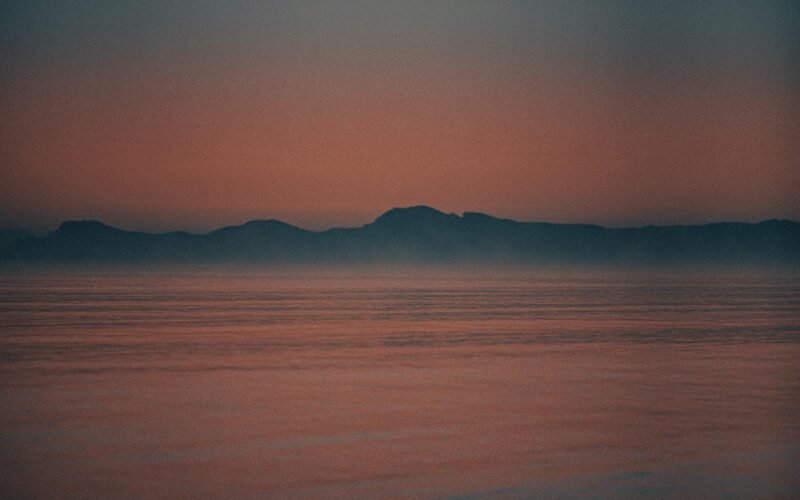 Großer Wasserbereich mit Bergen im Hintergrund auf Mallorca, aufgenommen von Eric Soubeyrand de Saint Prix