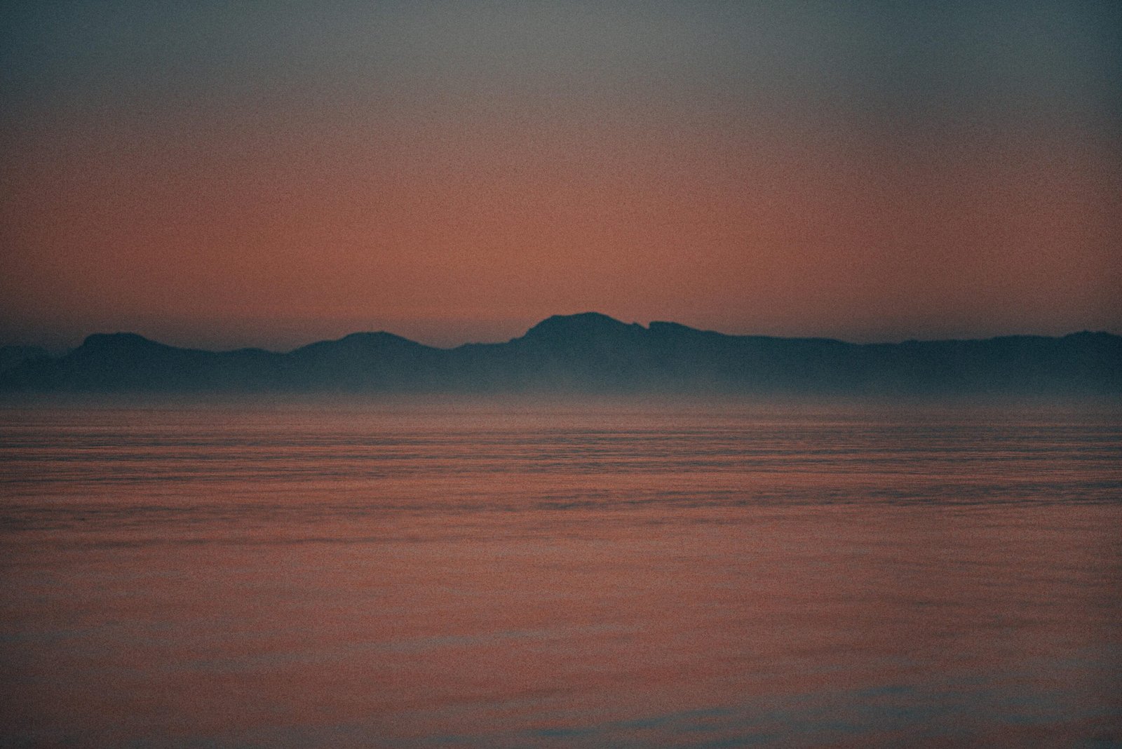 Großer Wasserbereich mit Bergen im Hintergrund auf Mallorca, aufgenommen von Eric Soubeyrand de Saint Prix