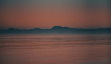 Großer Wasserbereich mit Bergen im Hintergrund auf Mallorca, aufgenommen von Eric Soubeyrand de Saint Prix