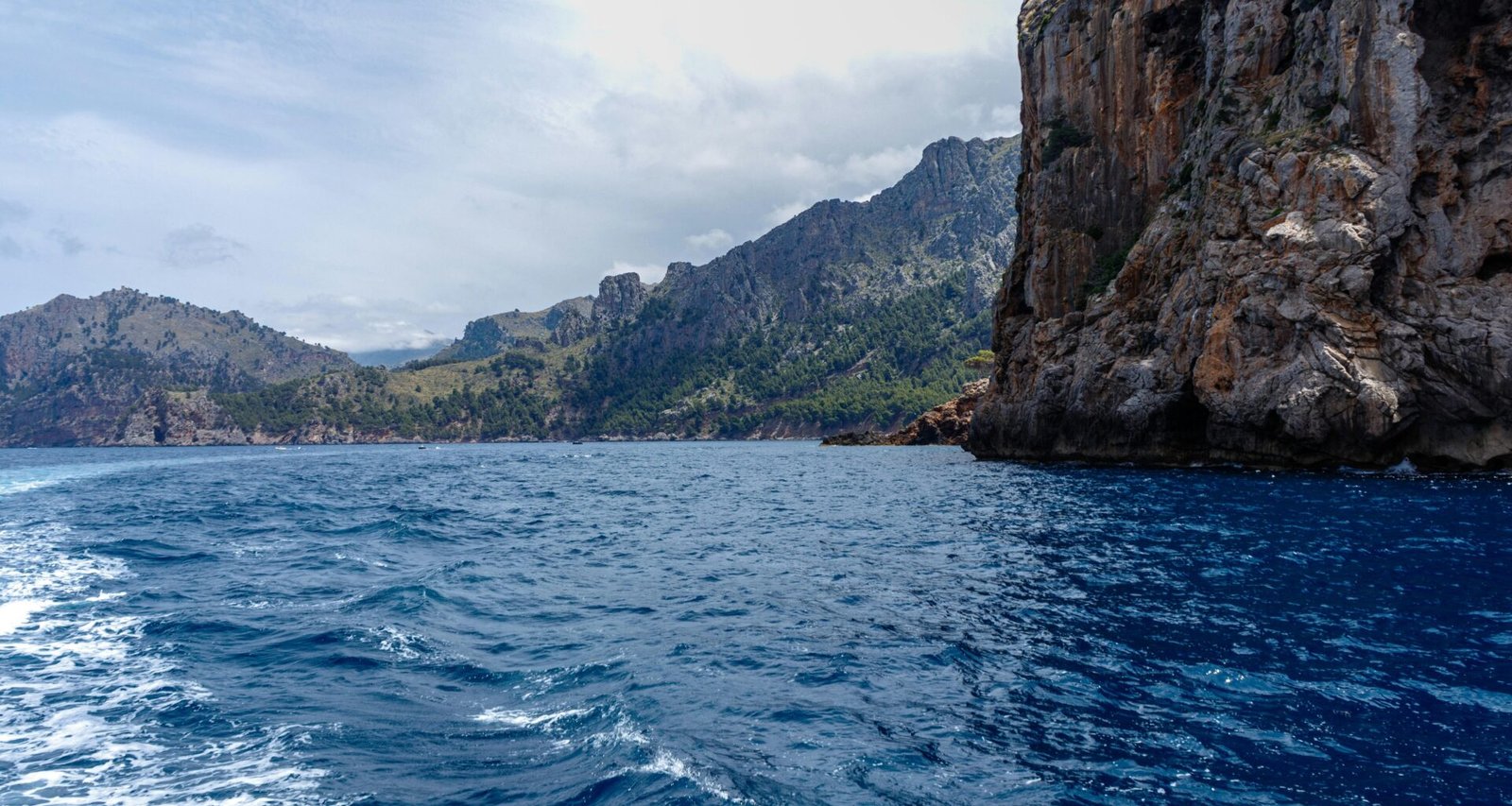 Große Wasserfläche mit Berg im Hintergrund auf Mallorca, aufgenommen von Artur Łuczka