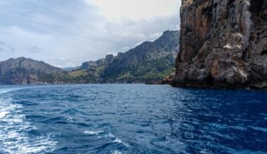 Große Wasserfläche mit Berg im Hintergrund auf Mallorca, aufgenommen von Artur Łuczka