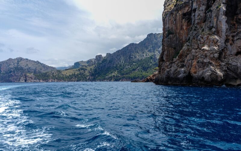 Großer Wasserbereich mit Berg im Hintergrund auf Mallorca, aufgenommen von Artur Łuczka