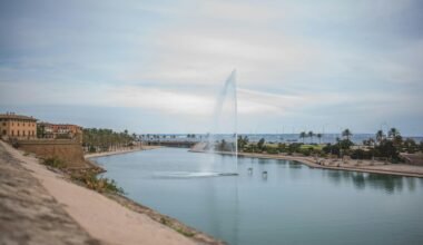 Große Wasserfläche mit Springbrunnen in der Mitte auf Mallorca, fotografiert von Monika Guzikowska