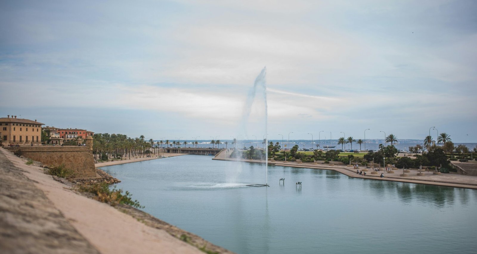 Großer Wasserbereich mit Brunnen in der Mitte auf Mallorca, fotografiert von Monika Guzikowska