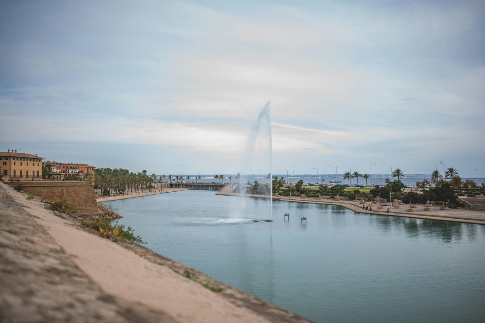 Großer Wasserbereich mit Brunnen in der Mitte auf Mallorca, fotografiert von Monika Guzikowska