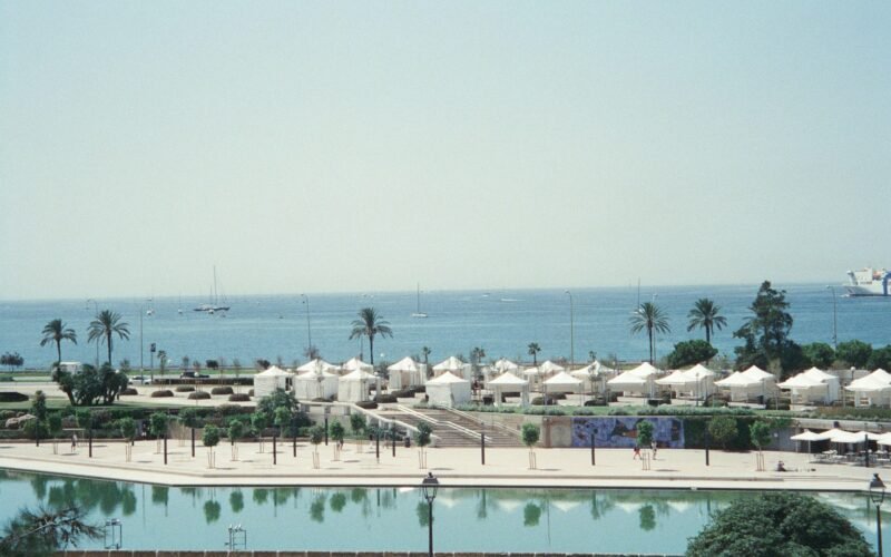 Großer Wasserbereich neben einem Strand auf Mallorca, aufgenommen von Emily Barnett