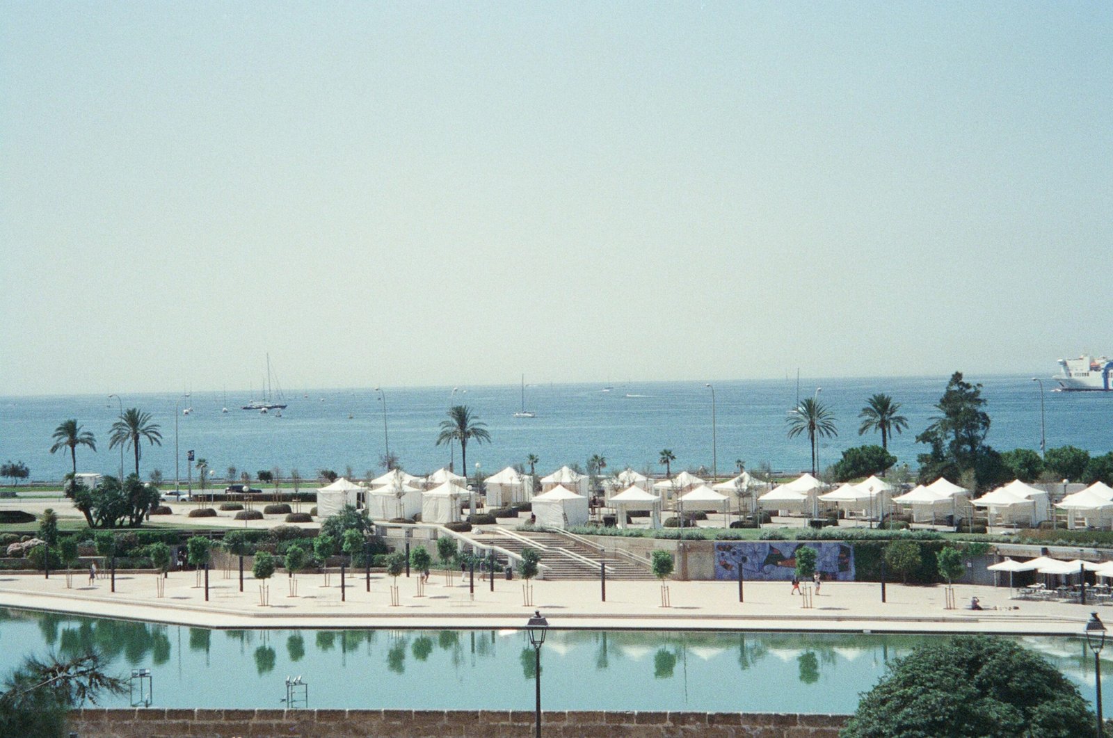 Großer Wasserbereich neben einem Strand auf Mallorca, aufgenommen von Emily Barnett