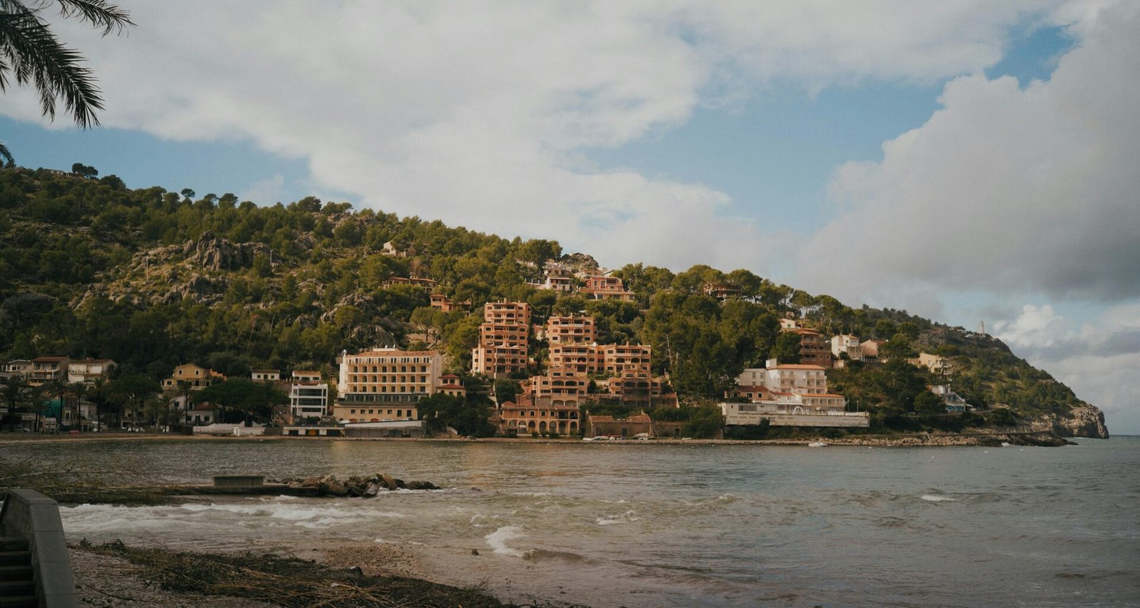 Großer Wasserbereich neben einem grünen Hügel auf Mallorca, aufgenommen von Oscar Nord