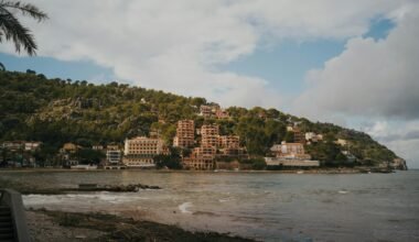Großer Wasserbereich neben einem grünen Hügel auf Mallorca, aufgenommen von Oscar Nord