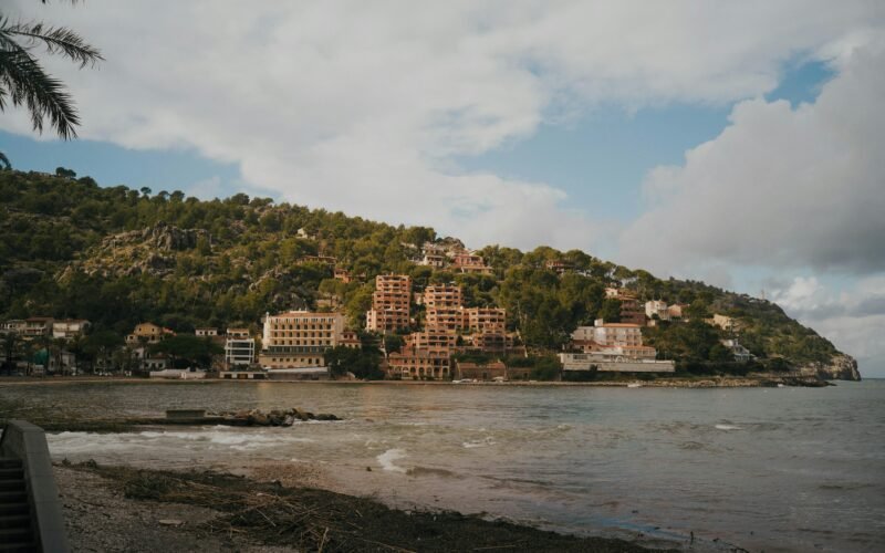 Großer Wasserbereich neben einem grünen Hügel auf Mallorca, aufgenommen von Oscar Nord