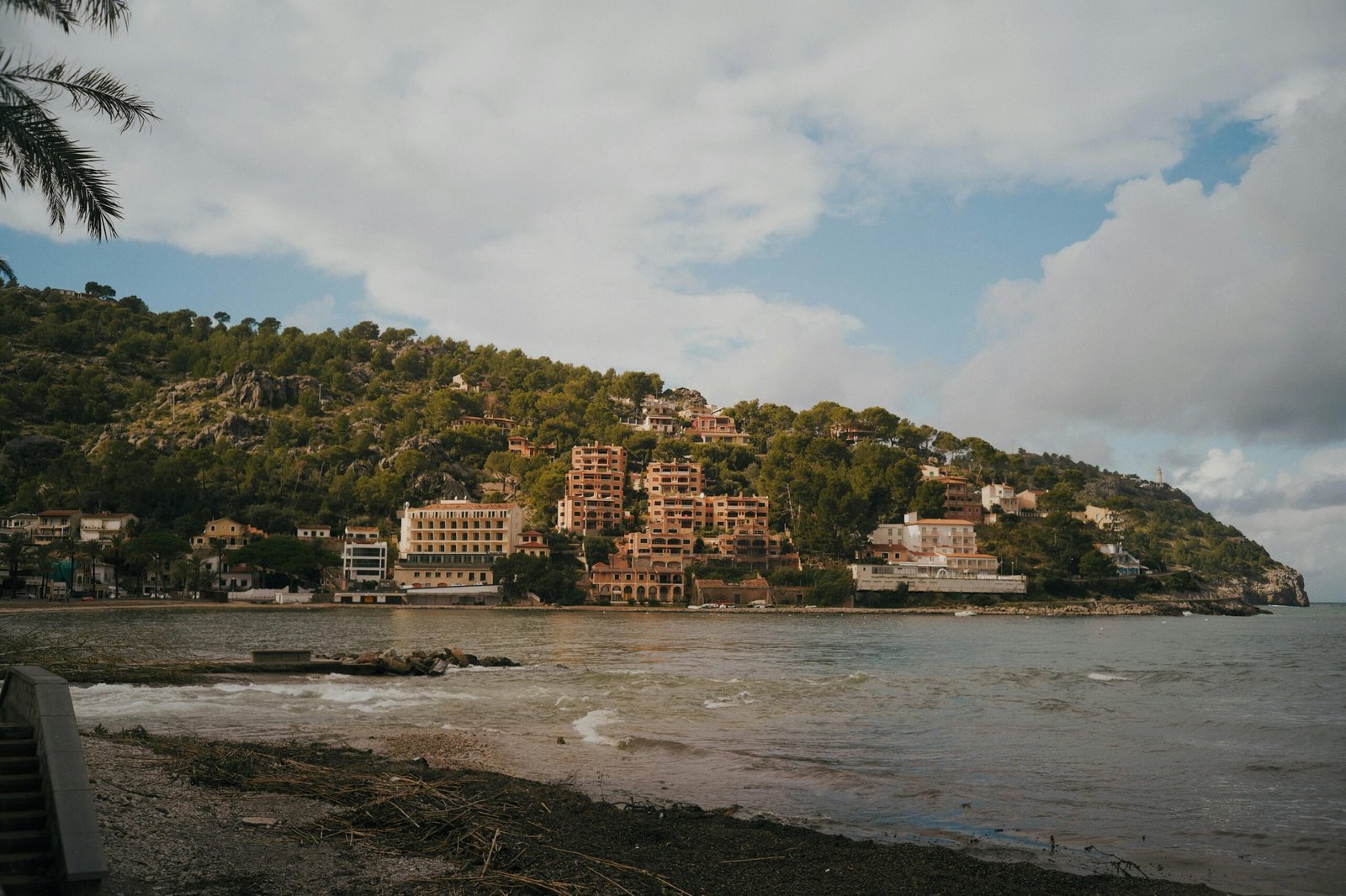 Großer Wasserbereich neben einem grünen Hügel auf Mallorca, aufgenommen von Oscar Nord