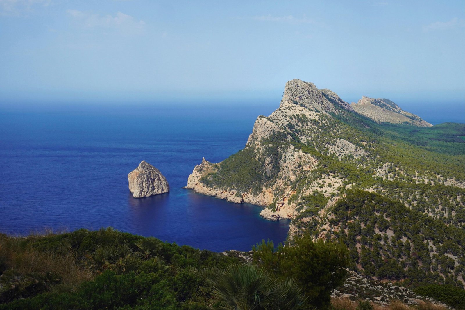 Großer Wasserbereich auf Mallorca umgeben von Bergen, aufgenommen von ALI, zeigt die natürliche Schönheit der Insel.