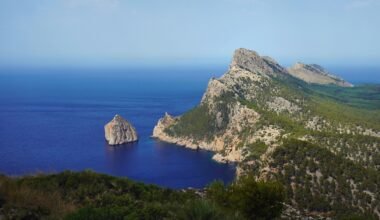 Großer Wasserbereich mit Bergen auf Mallorca, aufgenommen von ALI, zeigt die beeindruckende Landschaft der Insel.