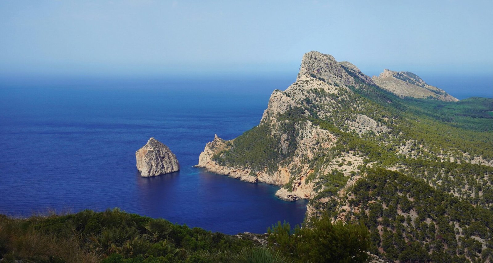Großer Wassersee auf Mallorca, umgeben von Bergen und Natur, aufgenommen von ALI