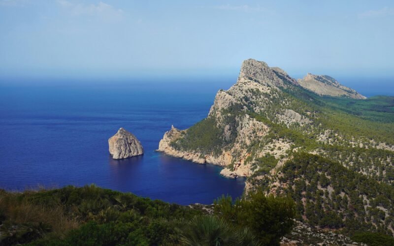 Großer Wasserbereich mit Bergen auf Mallorca, aufgenommen von ALI, zeigt die beeindruckende Landschaft der Insel.