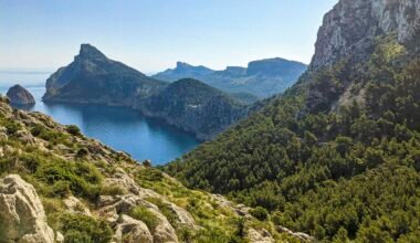 Großer Wassersee umgeben von Bergen auf Mallorca, aufgenommen von Andre Blanco