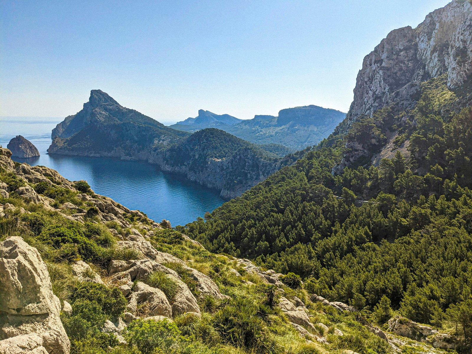 Großer Wassersee umgeben von Bergen auf Mallorca, aufgenommen von Andre Blanco