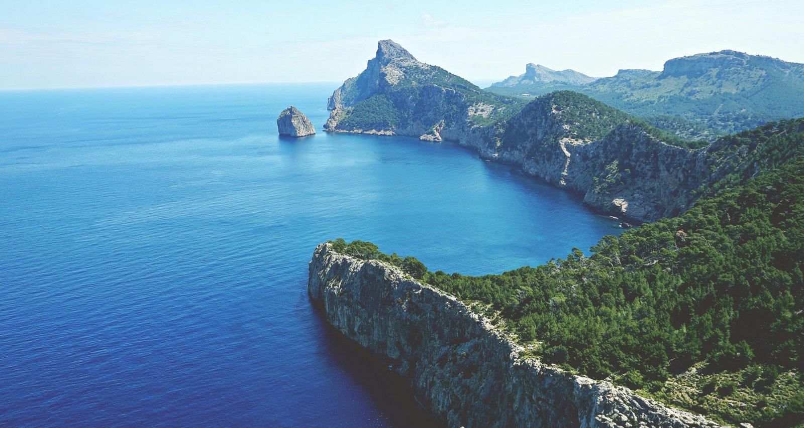 Großer Wasserbereich auf Mallorca umgeben von Bergen, aufgenommen von Tom Lorber.