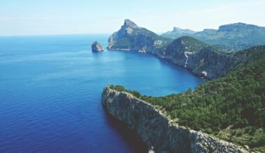 Großer Wasserbereich auf Mallorca umgeben von Bergen, aufgenommen von Tom Lorber.