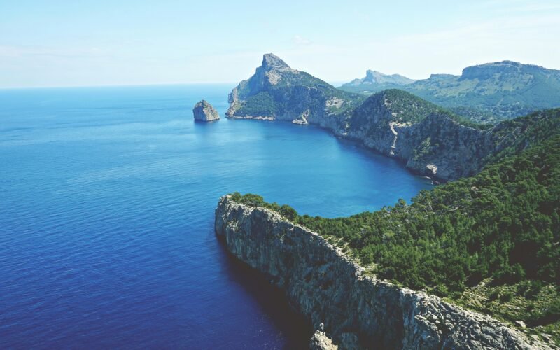 Großer Wasserbereich auf Mallorca umgeben von Bergen, aufgenommen von Tom Lorber.