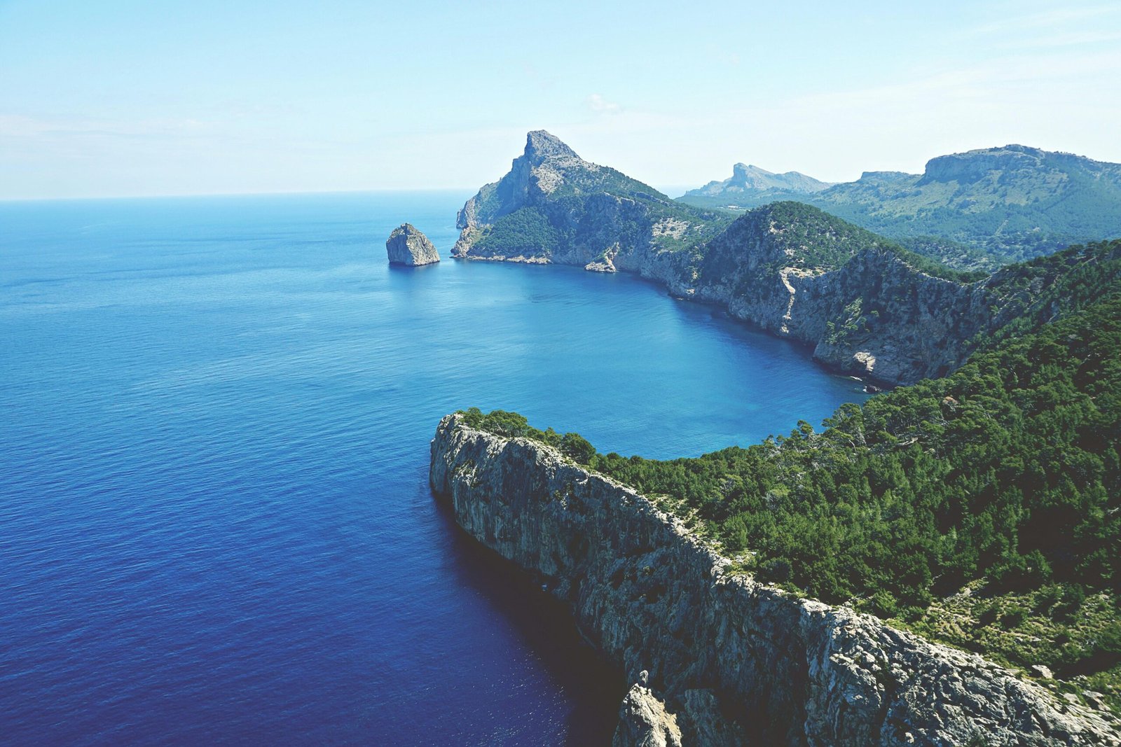 Großer Wasserbereich auf Mallorca umgeben von Bergen, aufgenommen von Tom Lorber.