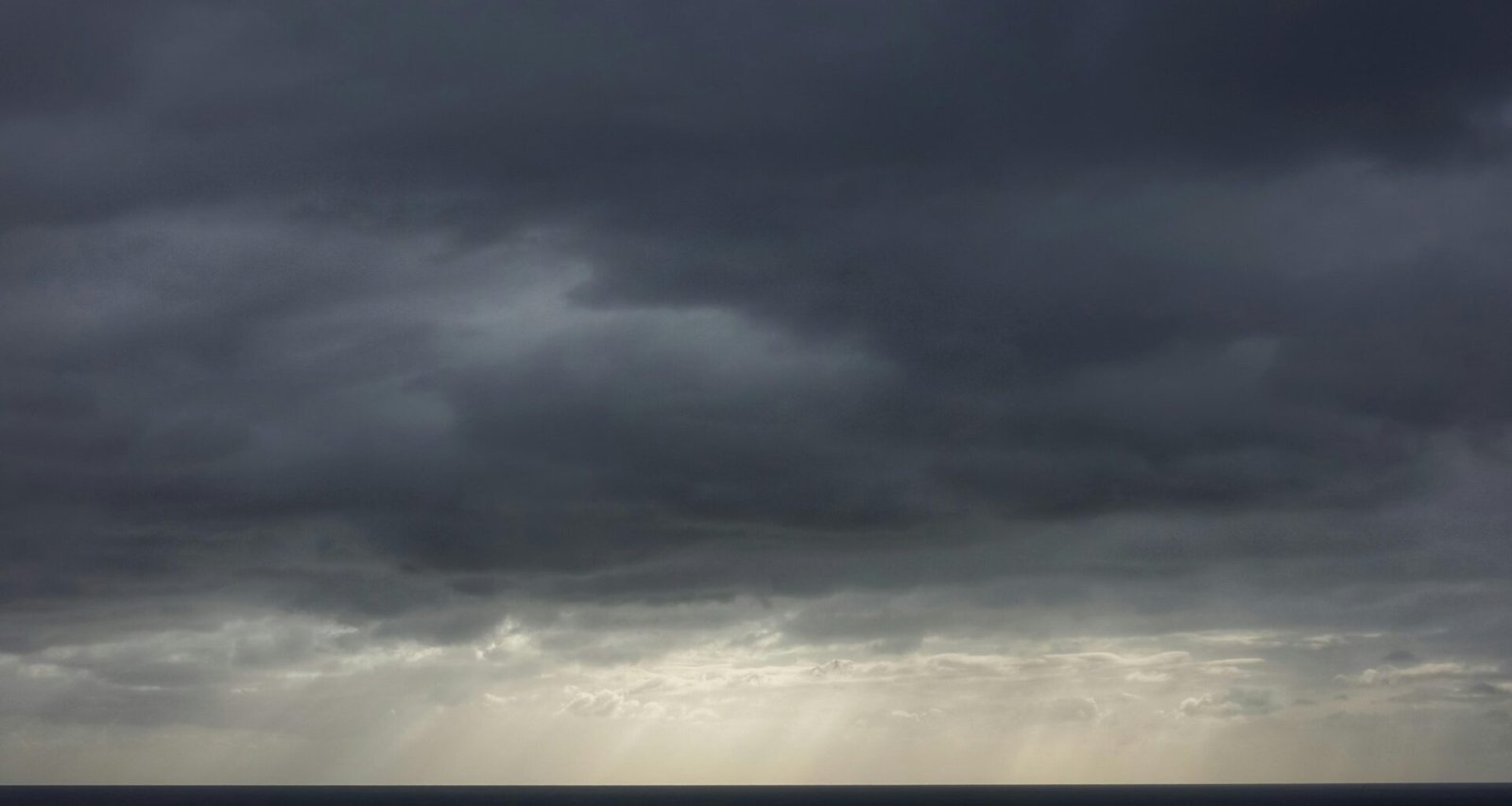 Großer Wasserbereich unter bewölktem Himmel auf Mallorca, aufgenommen von Yan Ots