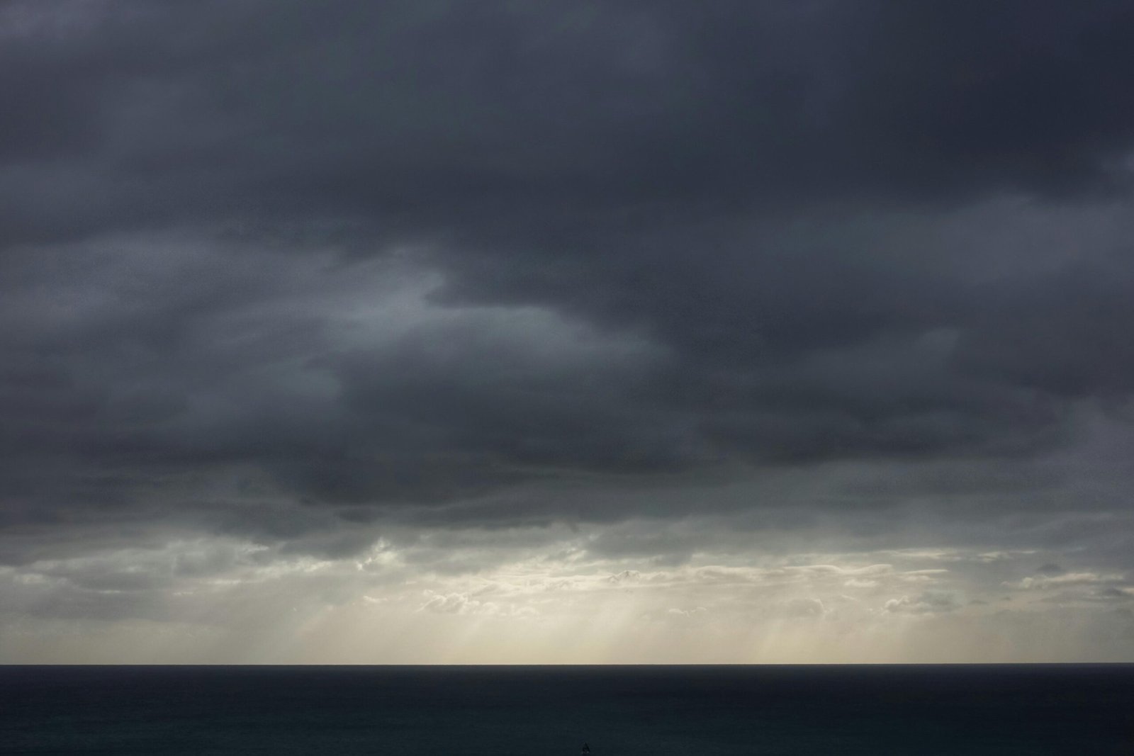 Großer Wasserbereich unter bewölktem Himmel auf Mallorca, fotografiert von Yan Ots