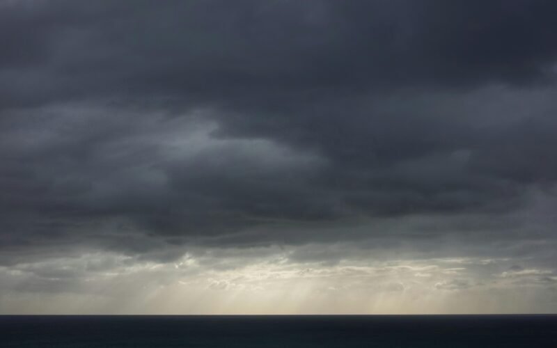Großer Wasserbereich unter einem bewölkten Himmel auf Mallorca, fotografiert von Yan Ots