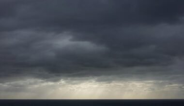 Großes Gewässer unter bewölktem Himmel auf Mallorca, fotografiert von Yan Ots