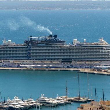 Großes Kreuzfahrtschiff liegt im Hafen auf Mallorca, aufgenommen von David Vives.