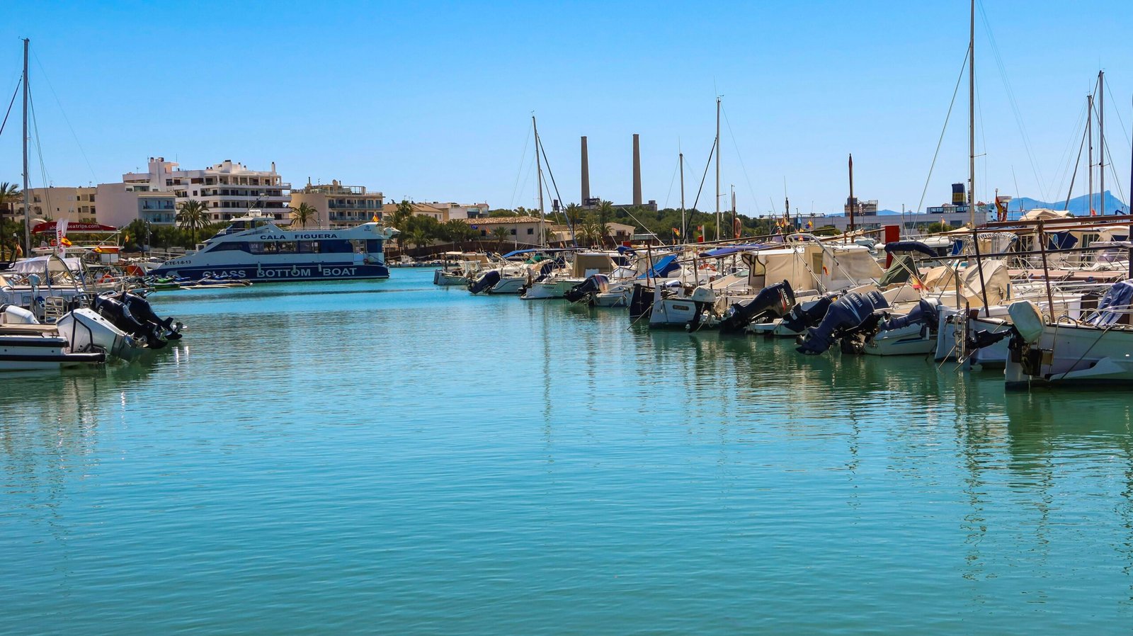 Hafen auf Mallorca mit zahlreichen kleinen Booten, aufgenommen von Nino A.