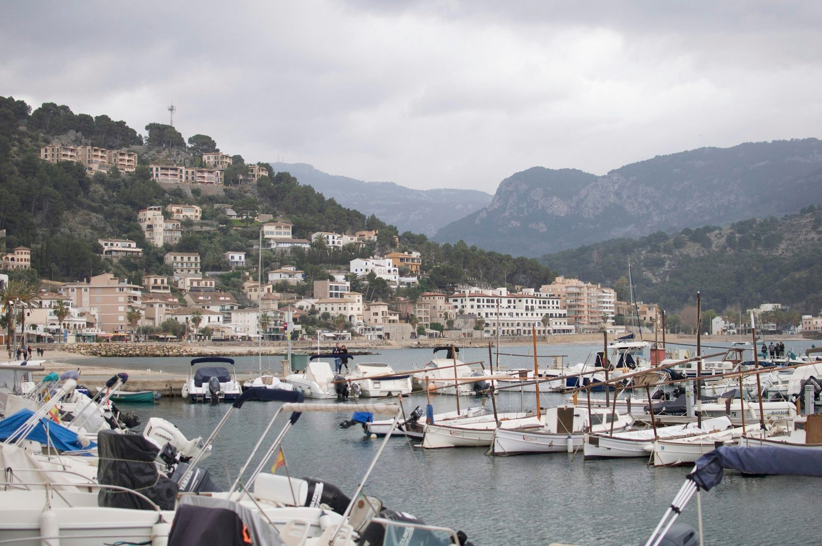 Mehrere Boote ruhen im Wasser auf Mallorca, fotografiert von Anna Wohnoutka.