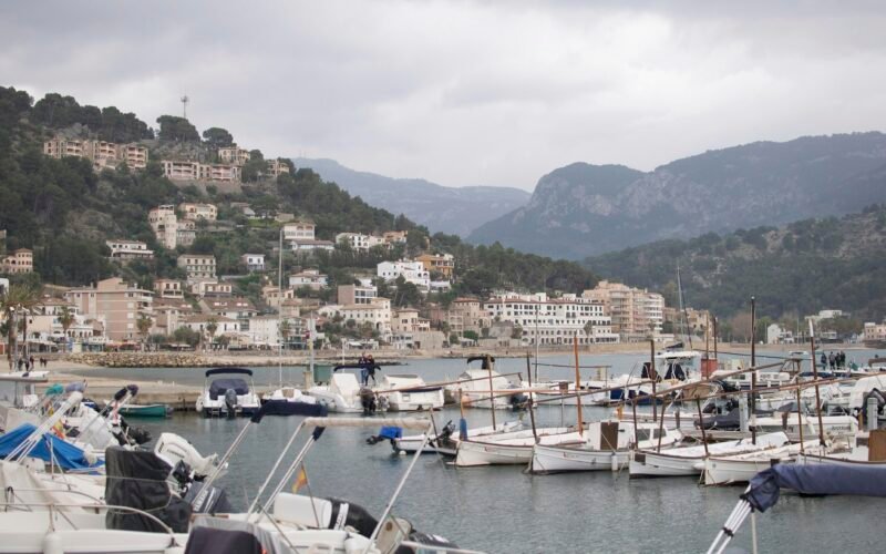 Mehrere Boote liegen in stiller Wasserfläche auf Mallorca, aufgenommen von Anna Wohnoutka.