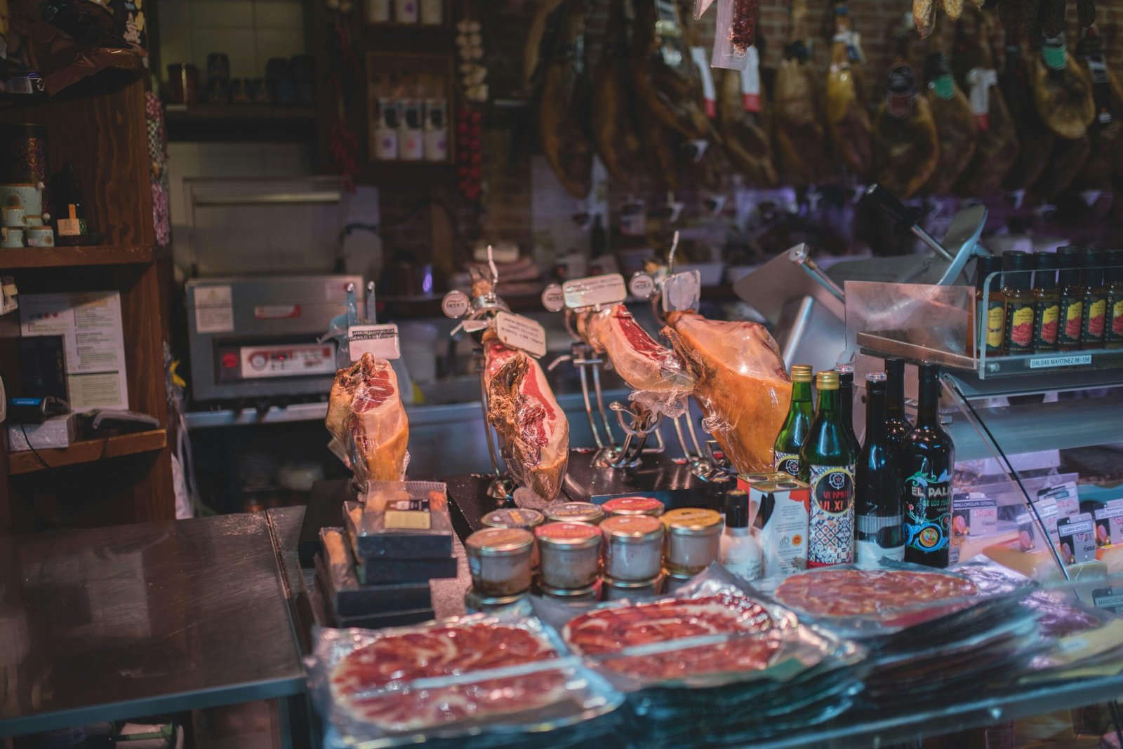 Verschiedene Speisen auf einem Tisch auf Mallorca, fotografiert von Monika Guzikowska.