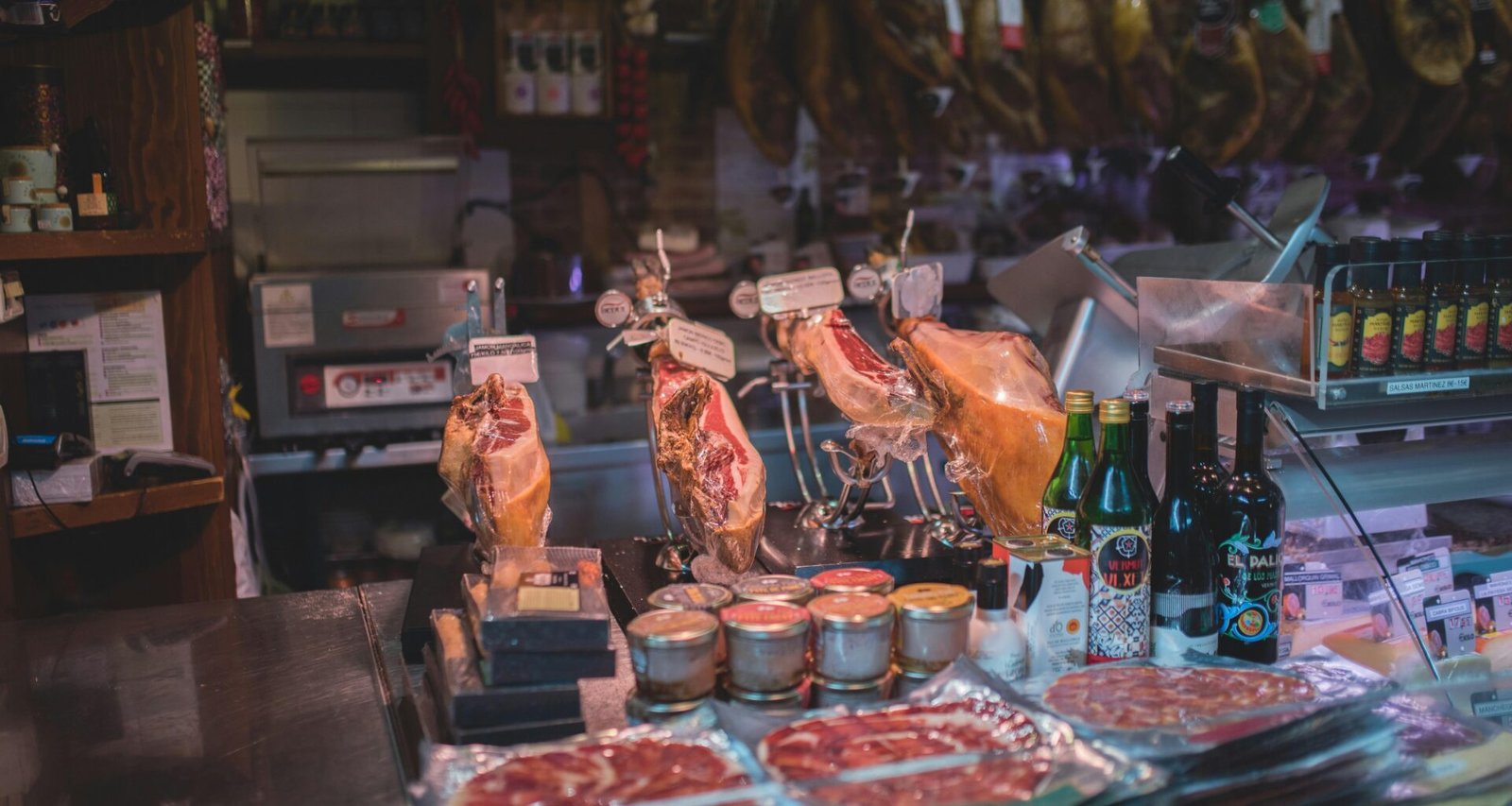 Verschiedene Speisen liegen auf einem Tisch auf Mallorca, aufgenommen von Monika Guzikowska.