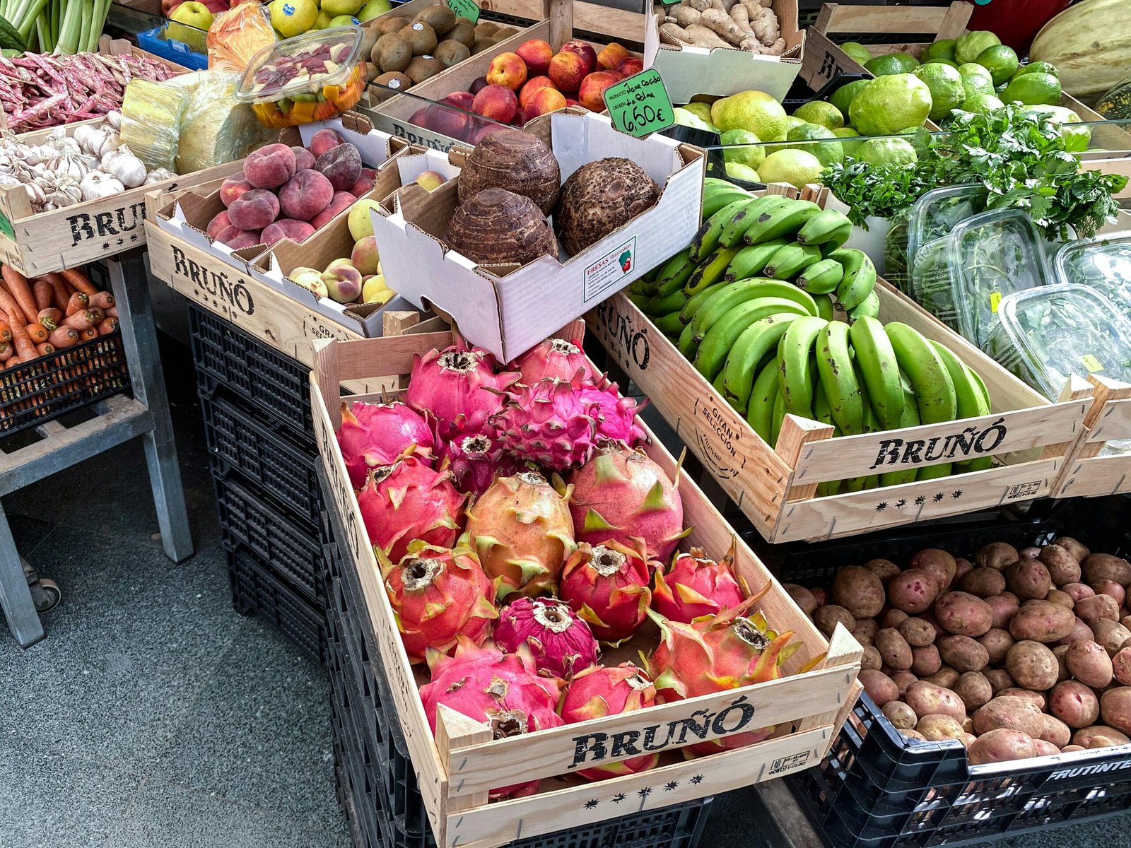 Bunte Körbe mit frischen Obst- und Gemüsesorten auf Mallorca, fotografiert von Linda Gerbec