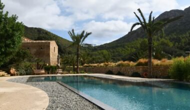 Haus mit Pool in der Mitte auf Mallorca, fotografiert von Max Harlynking
