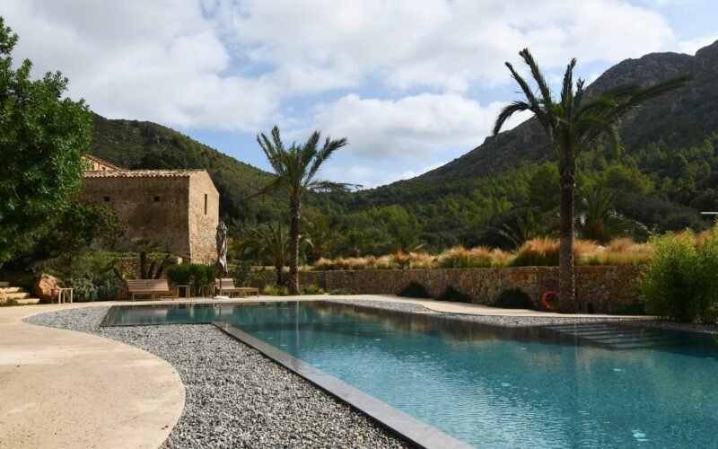 Haus mit Pool in der Mitte auf Mallorca, umgeben von Garten und Terrassen, fotografiert von Max Harlynking